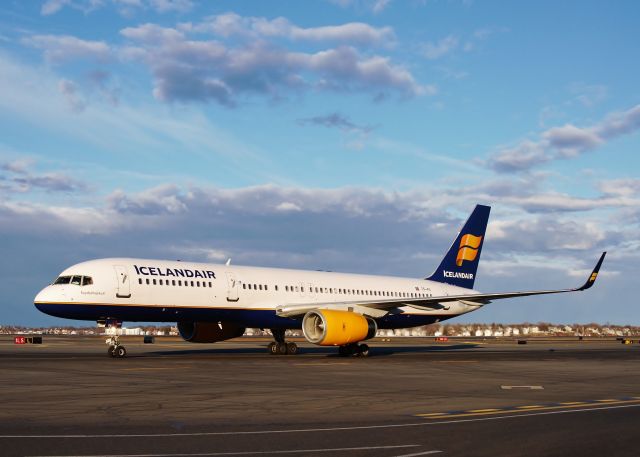 Boeing 757-200 (TF-FII) - The golden hour @ KBOS Logan !