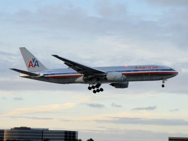 Boeing 777-200 (N795AN)