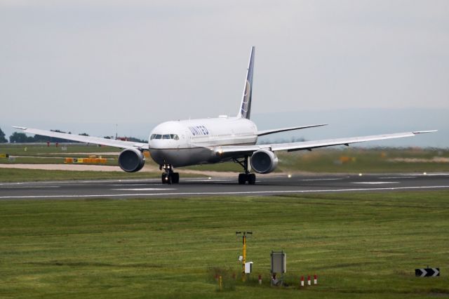 BOEING 767-400 (N66051) - After many years using the B752, UAL have now changed to a mix of B763 and B764 on the service from/to EWR.  UAL80 rolling