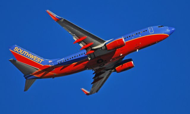 Boeing 737-700 (N221WN) - N221WN Southwest Airlines 2005 Boeing 737-7H4 (cn 34259/1776) -  Las Vegas - McCarran International (LAS / KLAS) USA - Nevada, February 17, 2011 Photo: Tomás Del Coro
