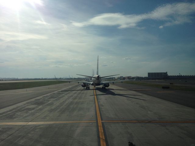 — — - Lineup of aircraft at DFW airport