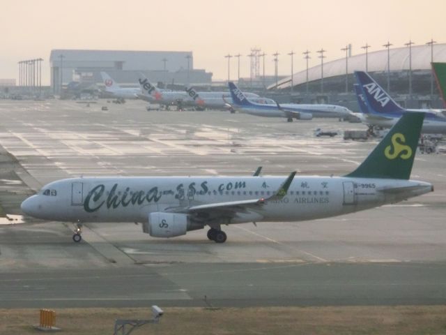 B-9965 — - 雨上がりの関空☆彡