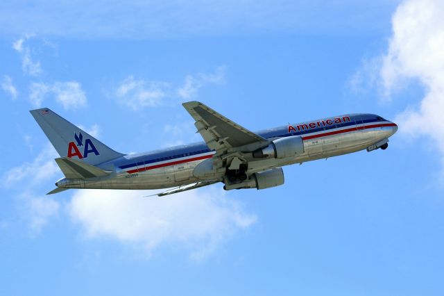 BOEING 767-200 (N339AA)