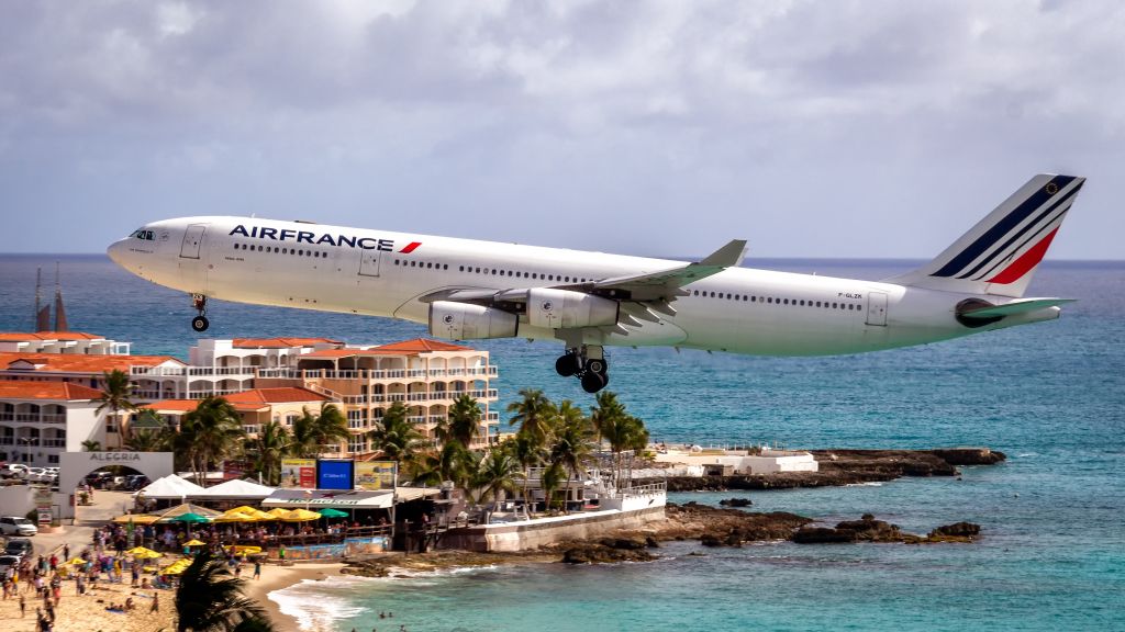 Airbus A340-300 (F-GLZK)