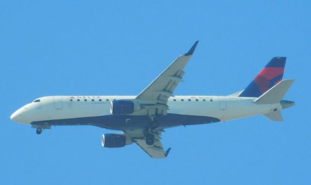 Embraer 170/175 (N631CZ)