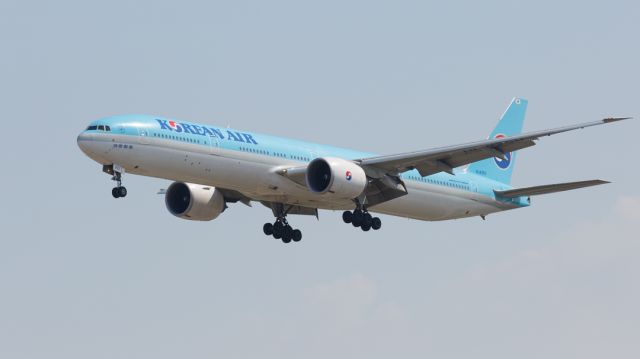 BOEING 777-300ER (HL8250) - KAL37 arriving from RKSI - 07 May 2015