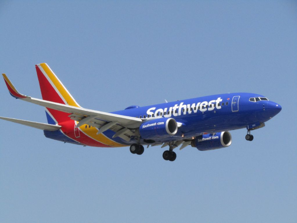 Boeing 737-700 (N453WN) - Landing RWY 20R