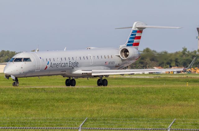 Canadair Regional Jet CRJ-700 (N716EV) - An American Eagle CRJ-701ER taxi's towards the departure point.