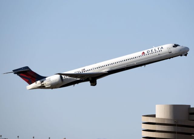 McDonnell Douglas MD-90 (N911DA)