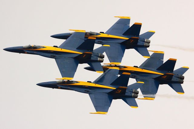 WALLERKOWSKI Hornisse — - The Blue Angels F/A-18s in Diamond formation on an unfortunately cloudy day in San Diego. The 2009 Miramar Marine Corps Air Station air show.