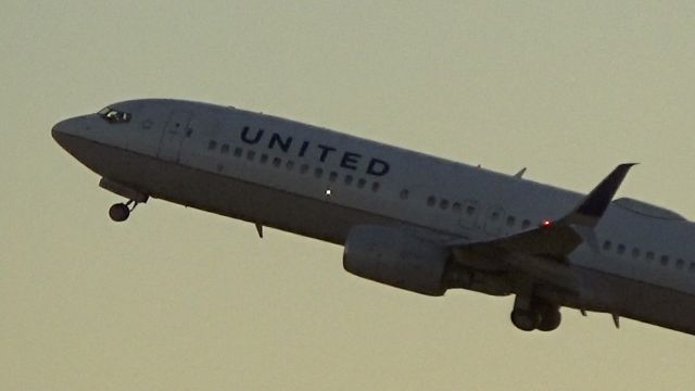 Boeing 737-800 (N37281) - United 2215 blasts out of Champaign bound for Columbus/Rickenbacker Intl (KLCK). This aircraft had the Ohio State Buckeyes onboard!