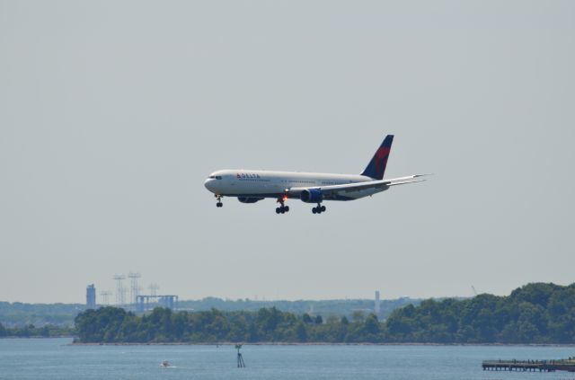 BOEING 767-400 (N825MH)