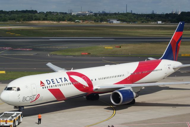 BOEING 767-400 (N845MH) - Delta Air Lines B767-432ER cn29719