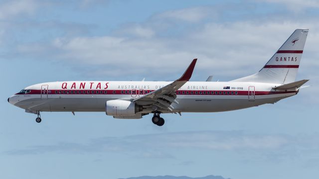 Boeing 737-800 (VH-VXQ) - Retro Roo II, approaches runway 19 at YBTL.