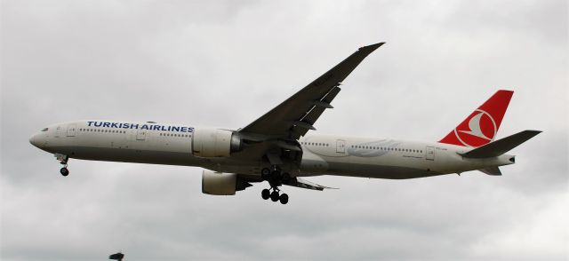 BOEING 777-300 (TC-JJH) - Taken from the threshold of 27R