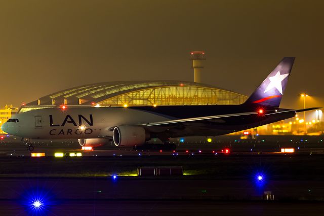 Boeing 777-200 (N774LA) - line up to rwy 18 Frankfurt with fog