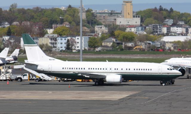 BOEING 737-400 (N37NY)