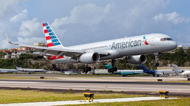 Boeing 757-200 (N939UW)