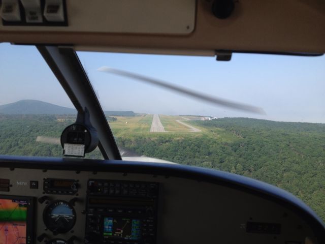 Piper Cherokee (N87W) - Approach into KHSP rwy25