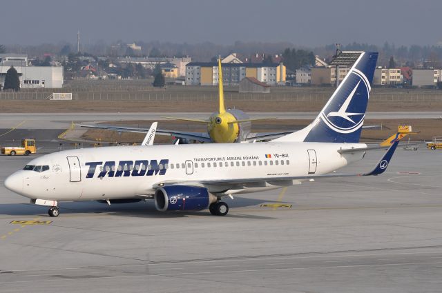 Boeing 737-700 (YR-BGI)