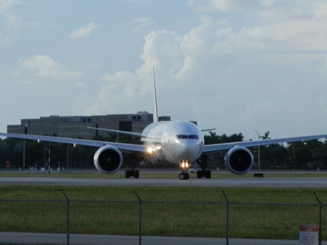 BOEING 777-200LR (N776LA)