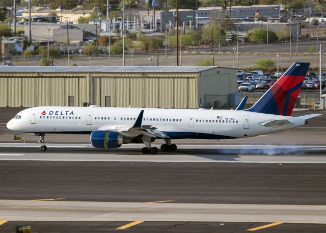 Boeing 757-200 (N819DX)