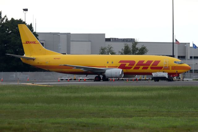 BOEING 737-400 (N311GT) - 'Dragster 1830' sitting on the ramp after arriving from Rockford