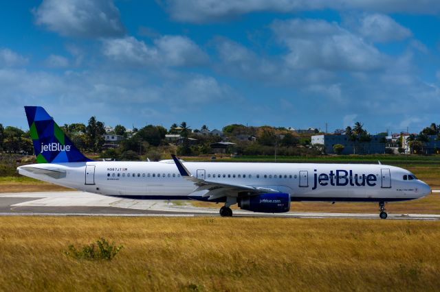 Airbus A321 (N987JT) - JetBlue 662 on departure to New York (JFK)