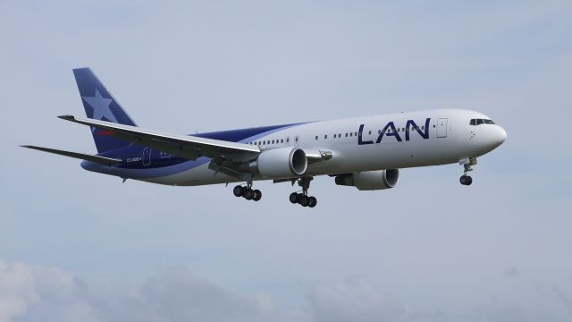 BOEING 767-300 (CC-BDB) - BOE927 a B767-316ER for LAN on final to runway 16R. 10/23/11.