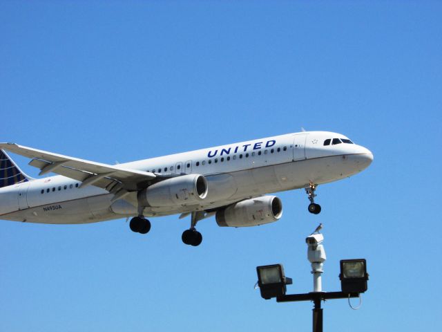 Airbus A320 (N495UA) - Landing on RWY 20R