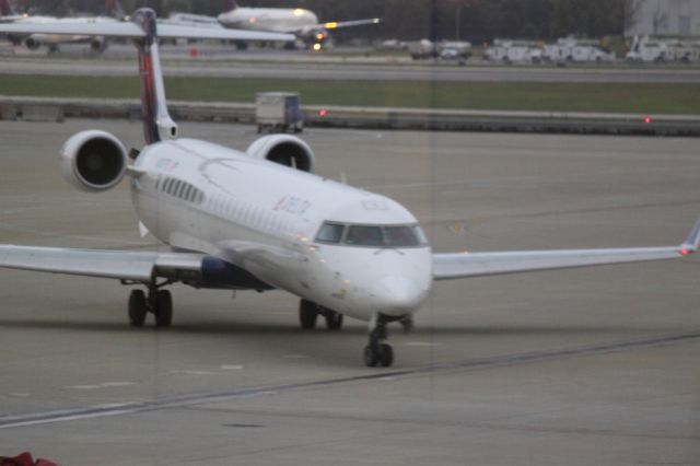 Canadair Regional Jet CRJ-900 (N187PQ) - Taxiing toward gate on 10/12/11 at ATL