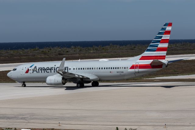 Boeing 737-800 (N935NN)