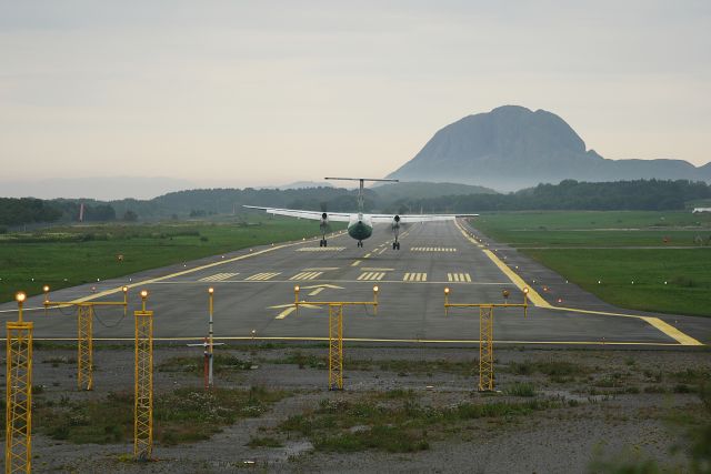 LN-WID — - LN-WID landing on rwy 22 in Brønnøysund with the famous Torghatten mountain in the background.