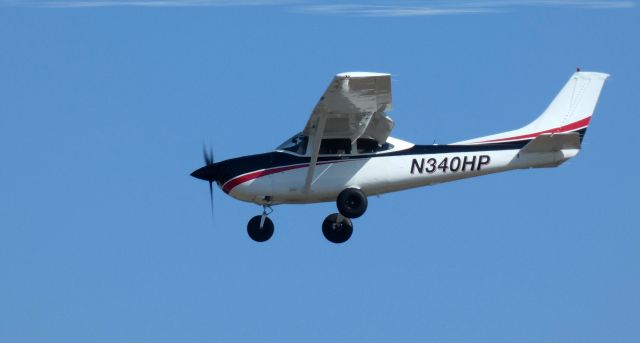 Cessna Skylane (N340HP) - On short final is this 2000 Cessna 182S Skylane in the Winter of 2023.