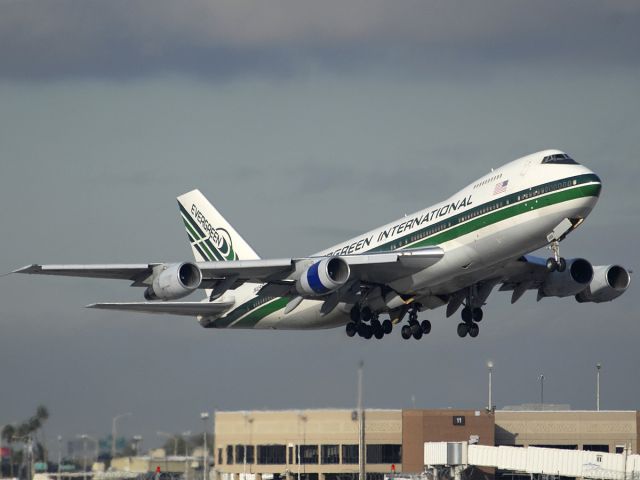 Boeing 747-200 (N488EV) - Former Lufthansa 747-230B departing from Runway 7 Right with a load of Christmas cargo.