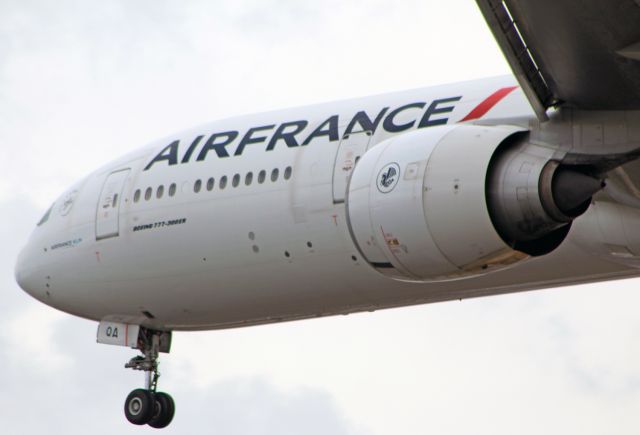 BOEING 777-300 (F-GSQA) - Air France / Boeing 777-328(ER) / MSN 32723 / F-GSQA / MMMX 07/2020