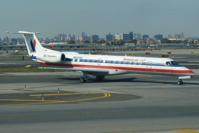 Embraer ERJ-135 (N823AE)