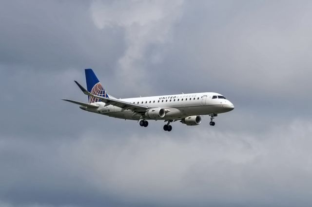 Embraer 175 (N113SY)