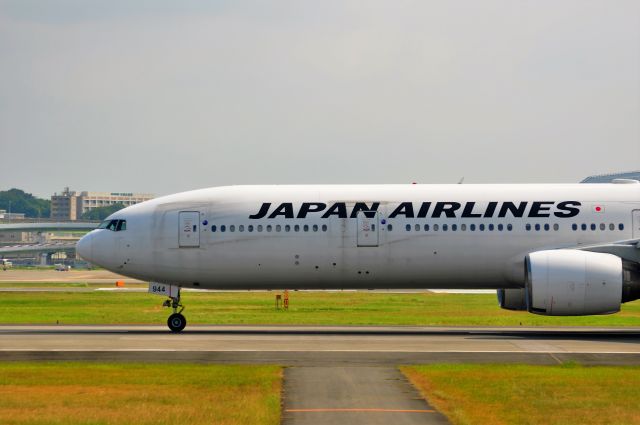 BOEING 777-300 (JA8944)