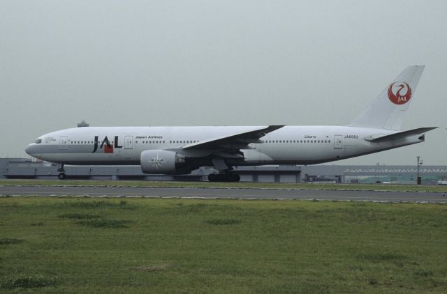 Boeing 777-200 (JA8982) - Taxing at Tokyo-Haneda Intl Airport on 1998/06/17