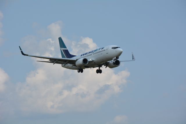 Boeing 737-700 (C-FKWS)