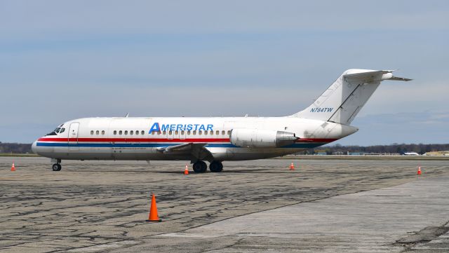 Douglas DC-9-10 (N784TW) - Ameristar McDonnell Douglas DC-9-15RC N784TW in  Willow Run 