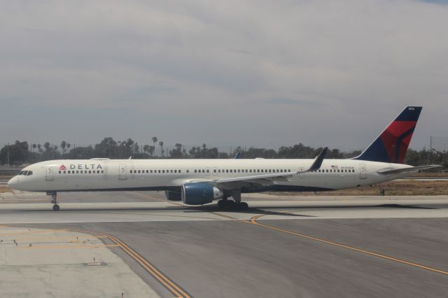 BOEING 757-300 (N596NW)