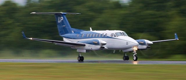 Beechcraft Super King Air 300 (N820UP) - Nearing rotation on the way to Syracuse