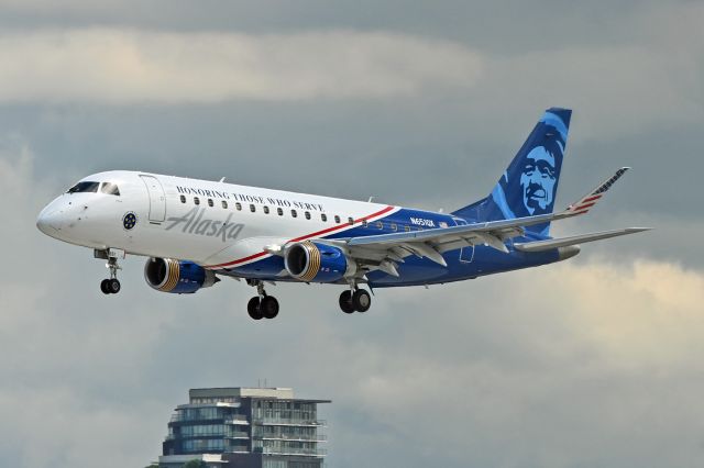 Embraer 175 (N651QX)