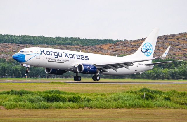 Boeing 737-700 (9M-KXB) - Aircraft touchdown