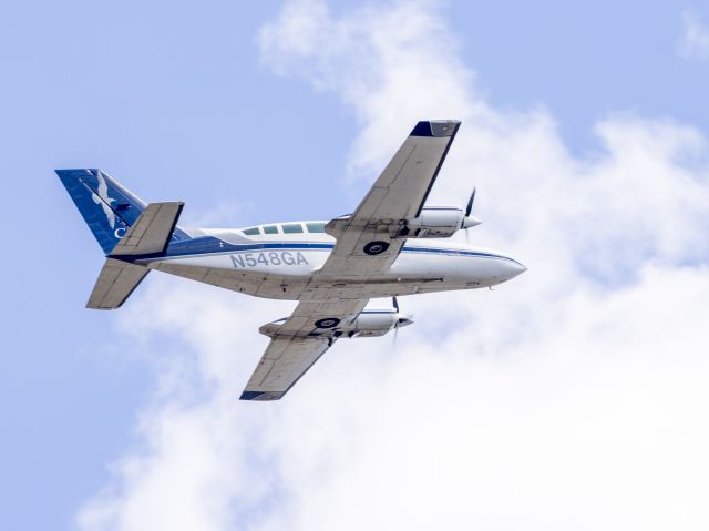 Cessna 402 (N548GA) - Take off 22R. Canon 600mm lens. 08-AUG-2022.