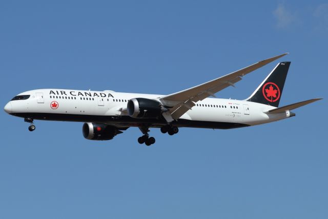 Boeing 787-9 Dreamliner (C-FVLU) - 15/09/2022:  Flight from Toronto on final to runway 21.