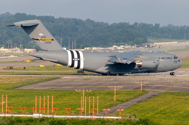 Boeing Globemaster III (92-3292) - Invasion stripes on a C-17