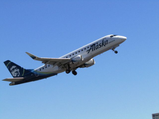 EMBRAER 175 (long wing) (N628QX) - Taking off RWY 20R